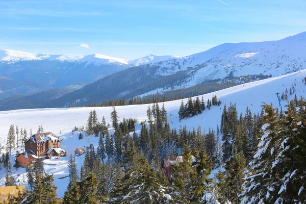 Resort nevado em montanhas no dia de inverno — Fotografia de Stock