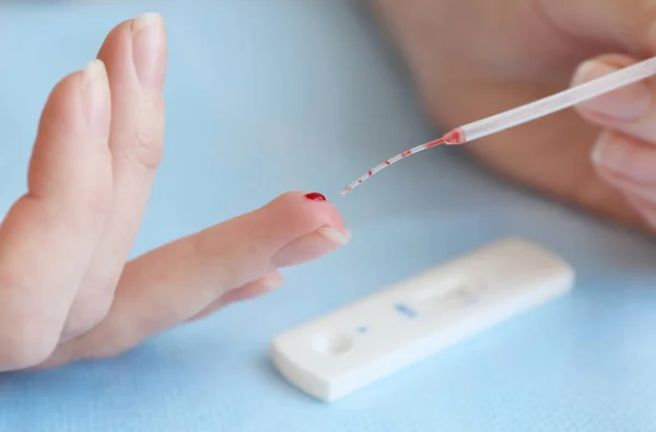 Mulher a colher amostra de sangue — Fotografia de Stock