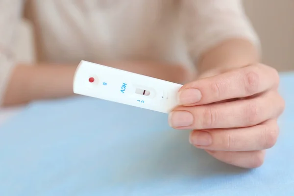 Mujer sosteniendo prueba expresa — Foto de Stock