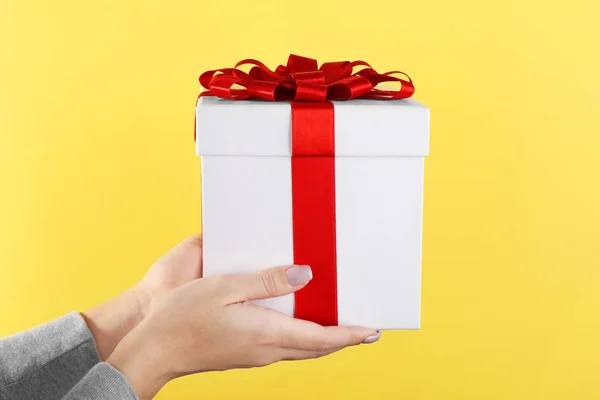 Mujer sosteniendo caja de regalo — Foto de Stock