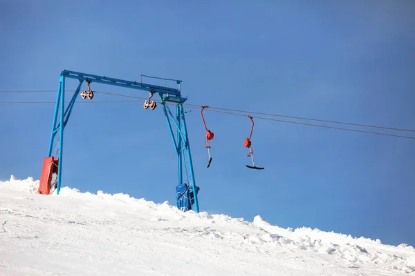 Skilift op besneeuwde resort — Stockfoto