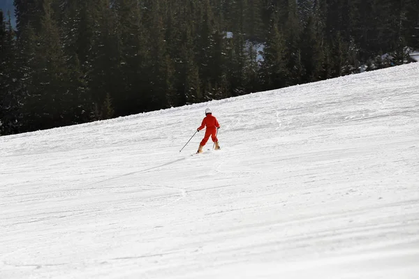 Esportista esquiando descida no resort nevado. Férias inverno — Fotografia de Stock