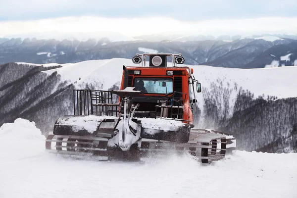 Schneepflug-Maschine im verschneiten Skigebiet — Stockfoto