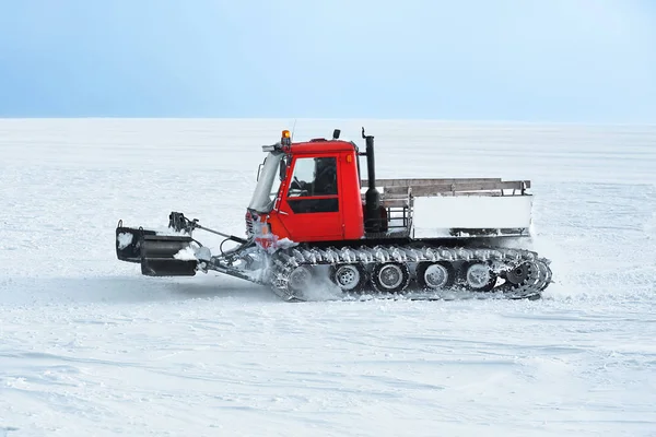 Snöplog maskin på snöiga ski resort — Stockfoto