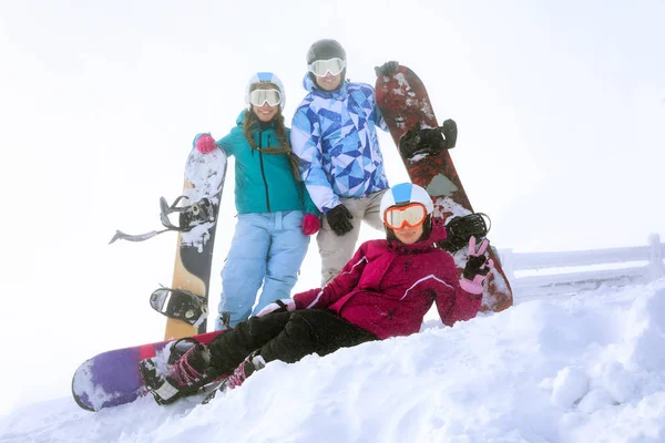 Amigos felizes no resort nevado — Fotografia de Stock