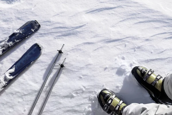 Sportsman med skidutrustning snöiga pisten. Vintersemester — Stockfoto