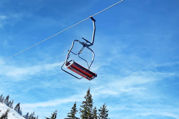 Skilift op besneeuwde resort — Stockfoto