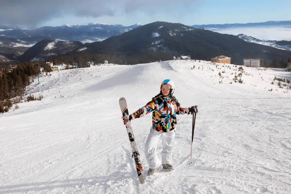 Kvinna på skidor pisten — Stockfoto