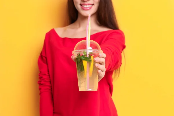 Молода жінка зі смачним лимонадом — стокове фото