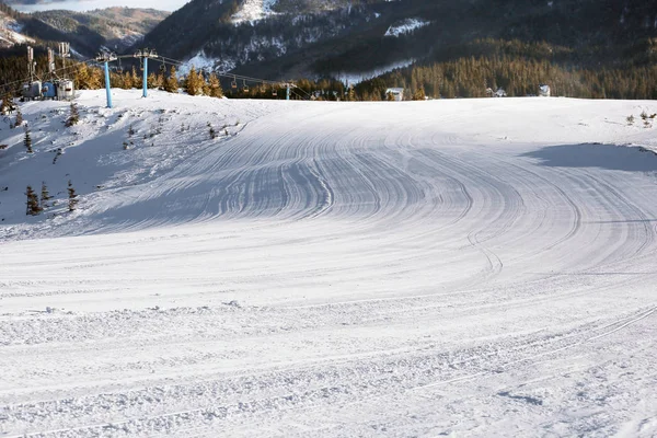 Skidbacken på snöiga resort — Stockfoto