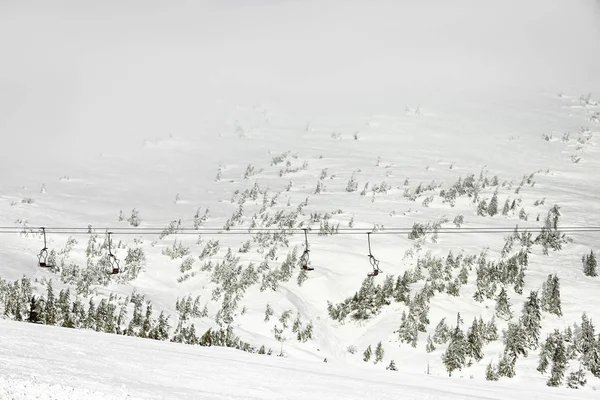 알파인 리조트에서 스키 리프트 — 스톡 사진