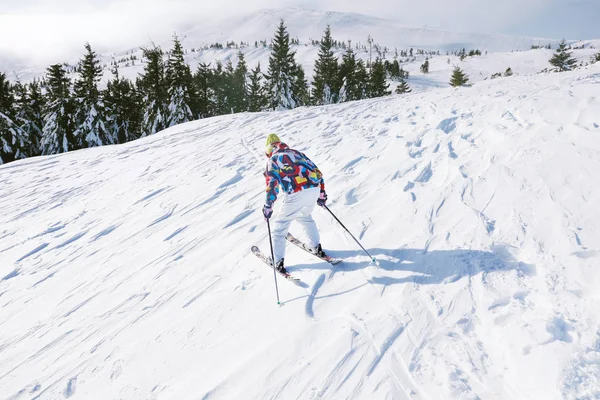 Vrouw skiën op PISTEMAKERS — Stockfoto