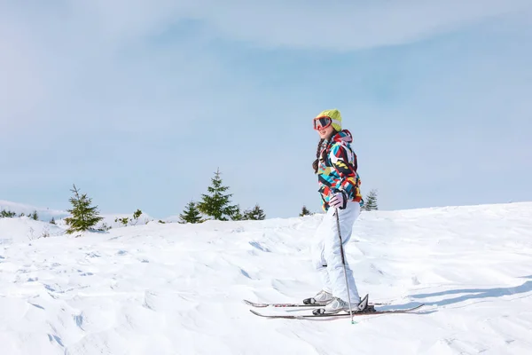 Vrouw skiën op PISTEMAKERS — Stockfoto