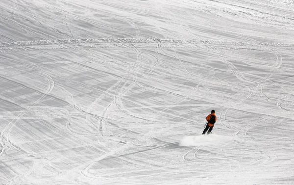 Sportsman skiing downhill at snowy resort. Winter vacation — Stock Photo, Image