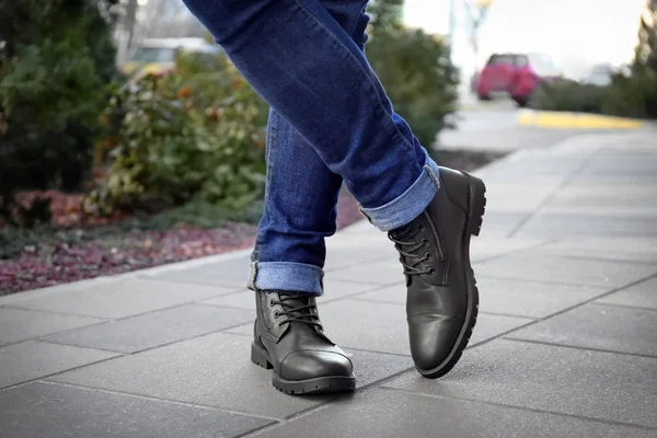 Hombre con estilo en zapatos negros — Foto de Stock