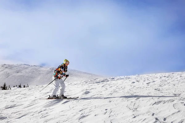 Vrouw skiën op PISTEMAKERS — Stockfoto