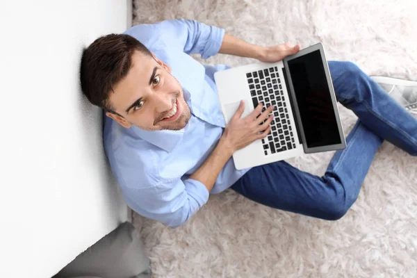 Jonge man met laptop — Stockfoto