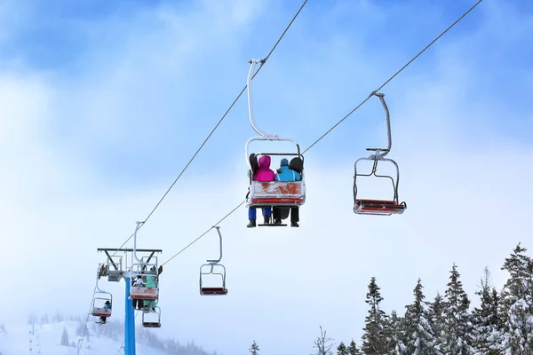 Skilift op bergresort — Stockfoto