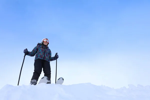 Vrouw skiën op de besneeuwde resort — Stockfoto