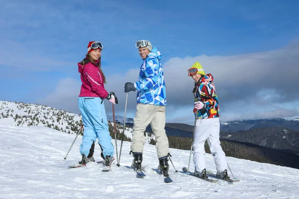Amigos em pista de esqui — Fotografia de Stock