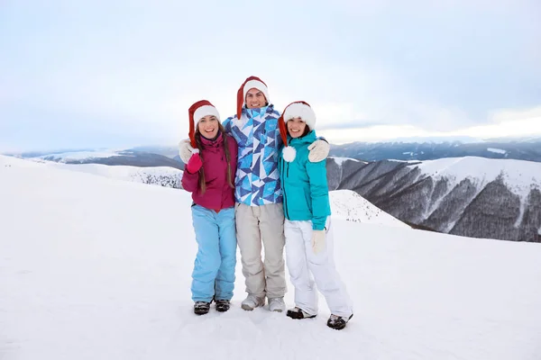 Happy přátelé v Santa klobouky — Stock fotografie