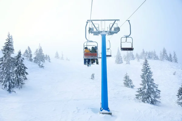 Ski lift på mountain resort — Stockfoto