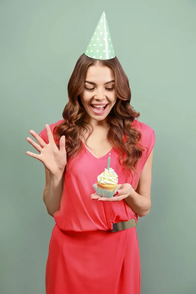 Giovane donna che tiene cupcake compleanno — Foto Stock