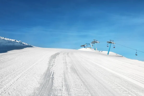 Skipiste met luchtfoto kabelbaan op besneeuwde resort. Wintervakantie — Stockfoto