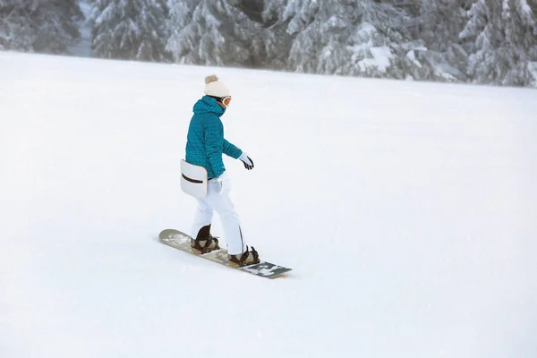 Ženské snowboardista na sjezdovce — Stock fotografie