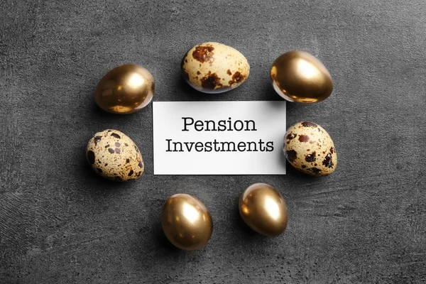Tojás és a nyugdíjalapok befektetéseiről jele — Stock Fotó