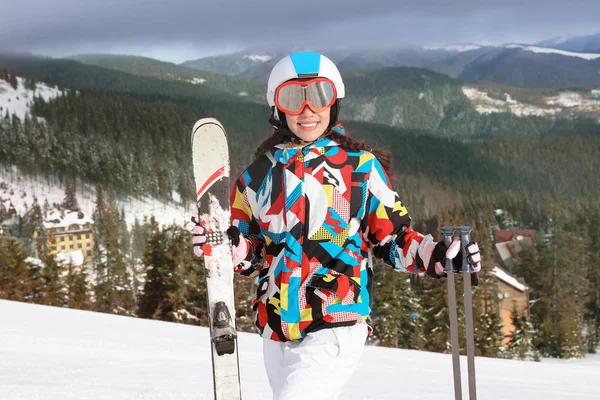 Mulher na pista de esqui — Fotografia de Stock