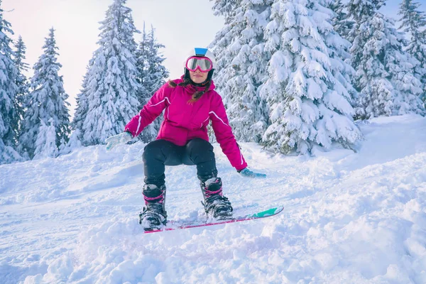 Snowboardåkare på skidor pisten — Stockfoto