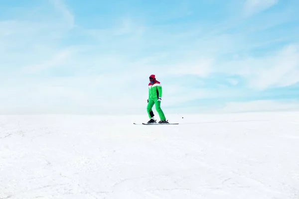 Спортсмен катається на лижах на трасі на сніжному курорті. Зимові канікули — стокове фото