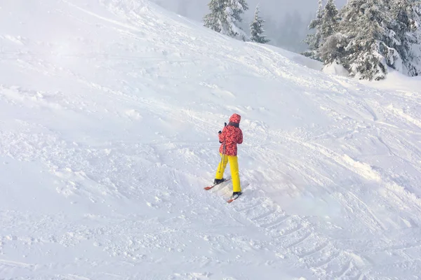 Mujer en pista de esquí en estación nevada. Vacaciones de invierno — Foto de Stock