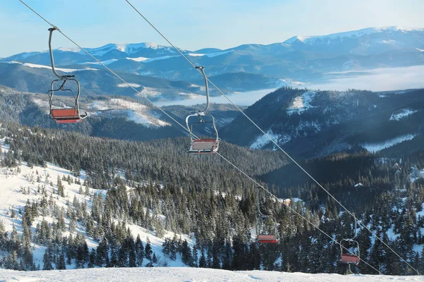 Ski lift at snowy resort — Stock Photo, Image