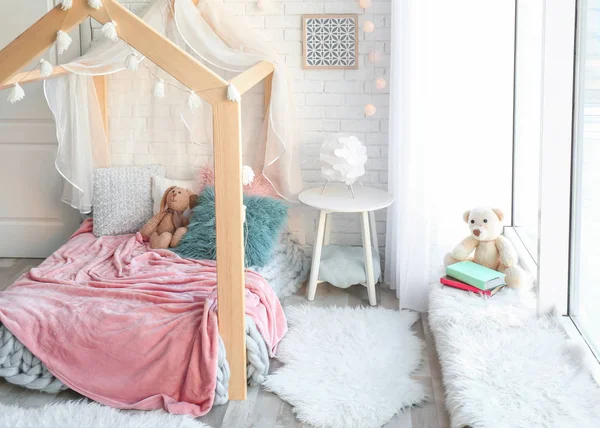 Bekväm säng i barnens rum — Stockfoto