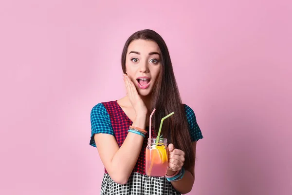 Mujer joven con sabrosa limonada —  Fotos de Stock