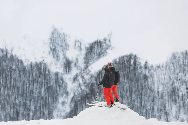 Esquiadores apreciando a beleza do resort nevado. Férias inverno — Fotografia de Stock