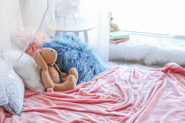 Comfortabel bed in de kinderkamer — Stockfoto