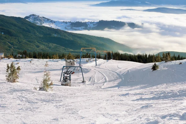 Skidbacken på snöiga resort vinterdag — Stockfoto