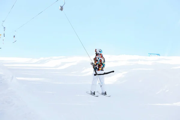 Žena používající lyžařský vlek v horském resortu. Zimní dovolená — Stock fotografie