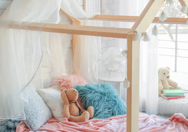 Coelhinho de brinquedo na cama — Fotografia de Stock