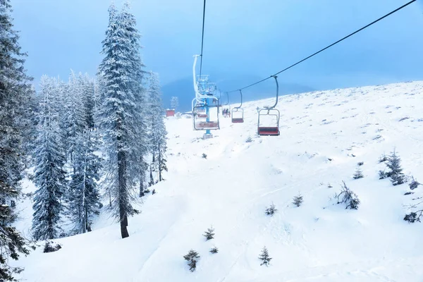 Ski lift at mountain resort. Winter vacation — Stock Photo, Image