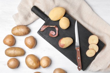 Ahşap masa üzerinde ham patates ile kompozisyon