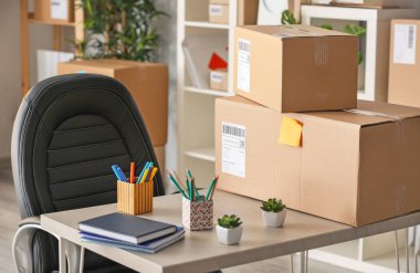 Parsel ev ofiste tabloda istemci sevkıyata hazır