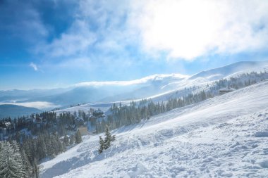 Güneşli karlı Kayak görünümü