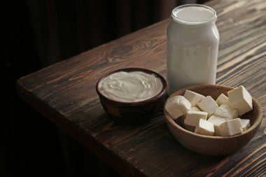 Tahta masada taze süt ürünleri var. 