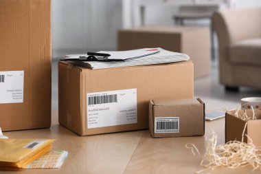 Parsel ev ofiste tabloda istemci sevkıyata hazır