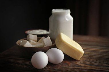 Taze süt ürünleri ve yumurta ahşap tablo 