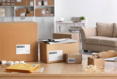 Parsel kutuları ve zarflar için ev ofiste tabloda istemci sevkıyata hazır